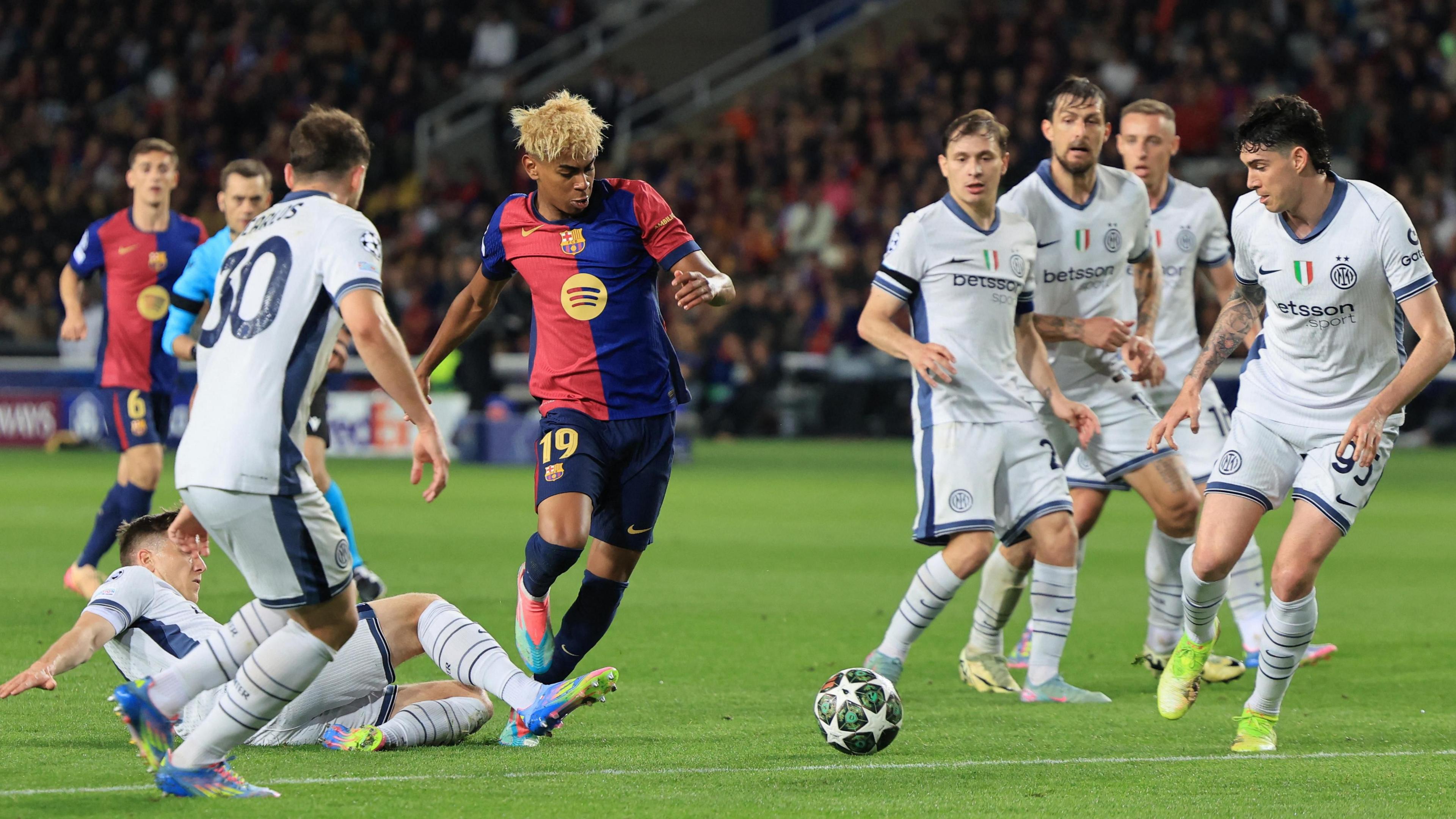 Lamin Yamal feiert seinen Rekord für Barcelona