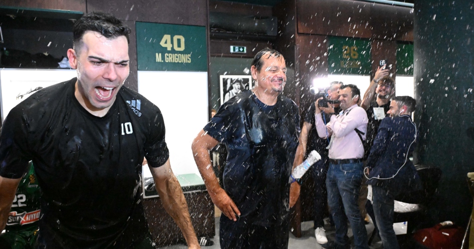 Panathinaikos basketball team celebrates victory in Euroleague playoffs