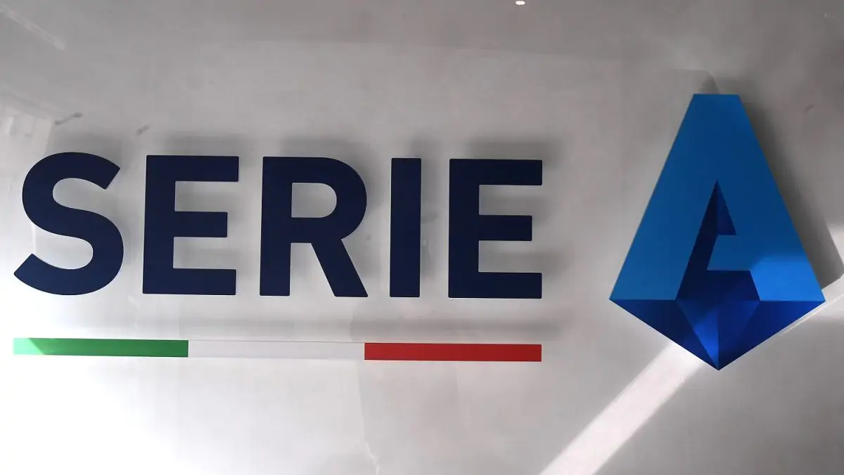 Tifosi festeggiano durante una partita di Serie A