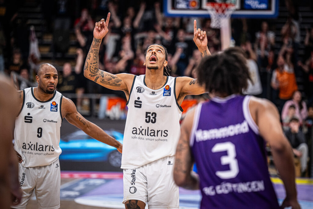 Hamburg – Chemnitz: Basketballspiel in Aktion