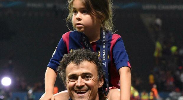 Luis Enrique mit seiner Tochter Xana im Stadion – ein emotionaler Moment im Leben des Trainers