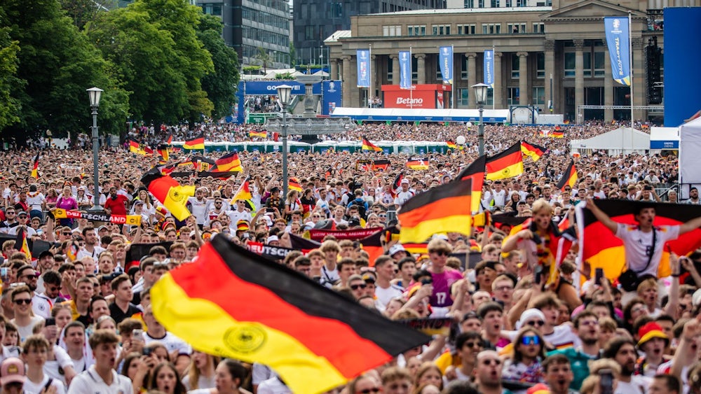 Jubelnde Fans VfB Stuttgart beim DFB Pokalfinale