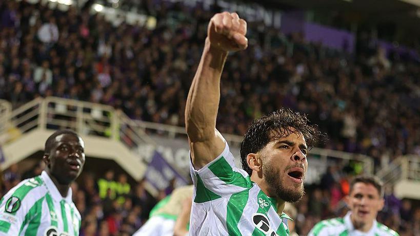 Fiorentina – Real Betis: Spieler kämpfen um den Ball