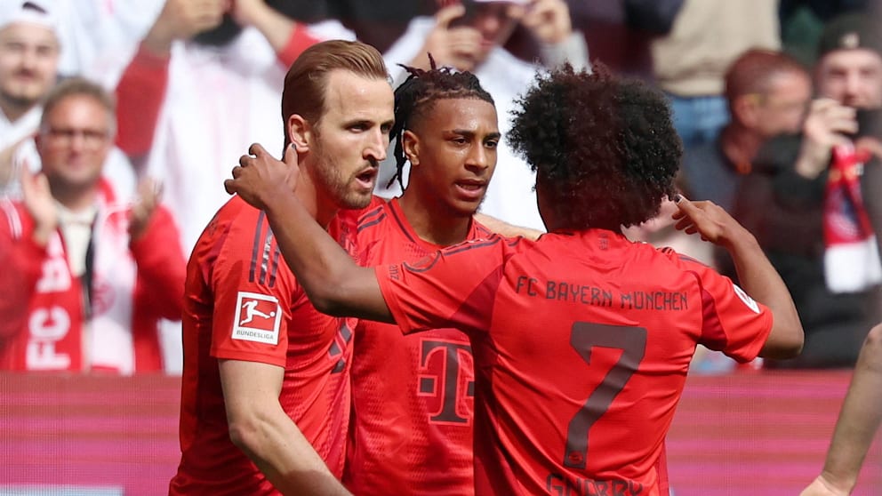 Bayer Leverkusen Stürmer Schick beim Torschuss