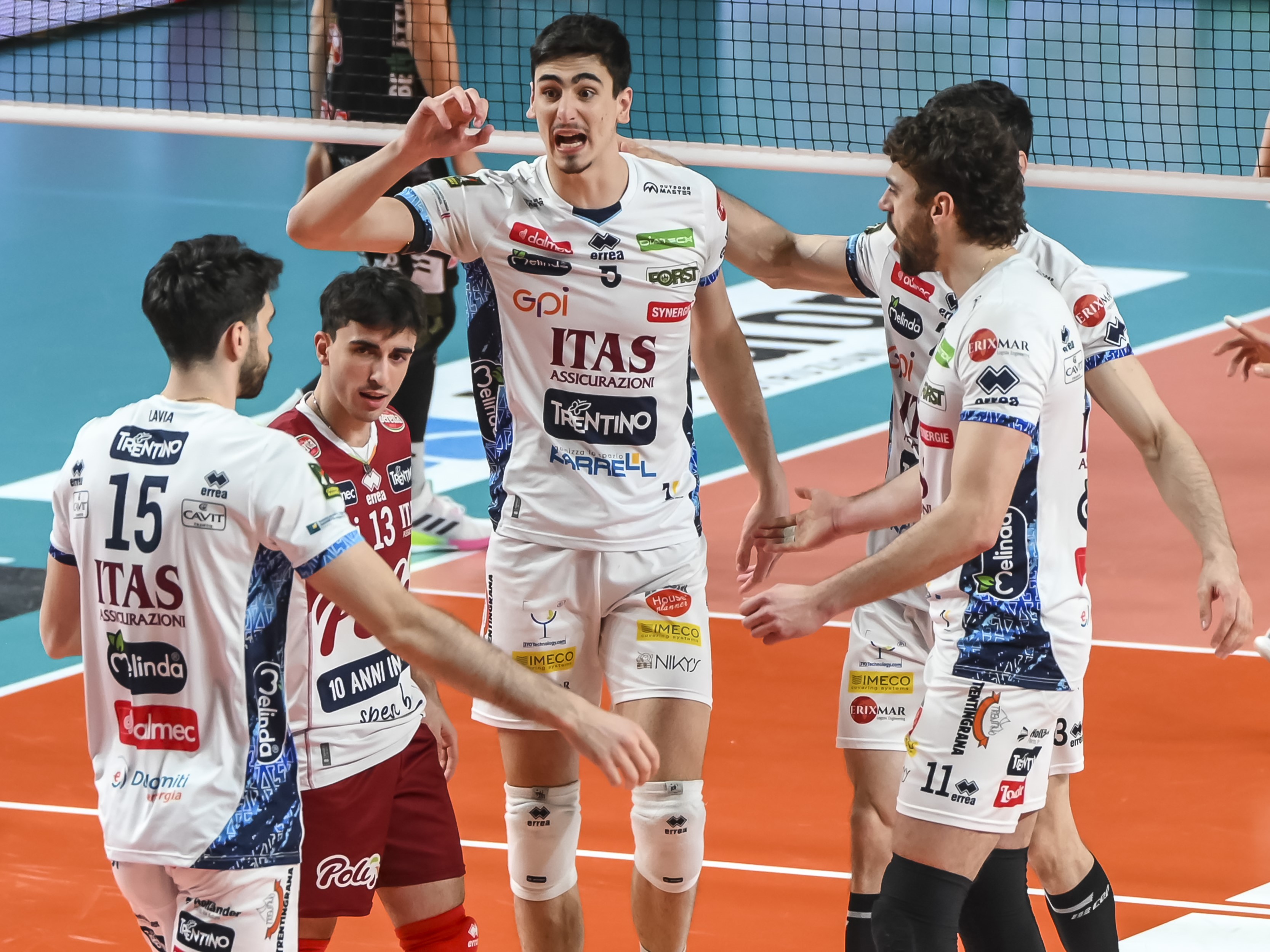 Squadra di pallavolo Trentino festeggia la vittoria dello scudetto