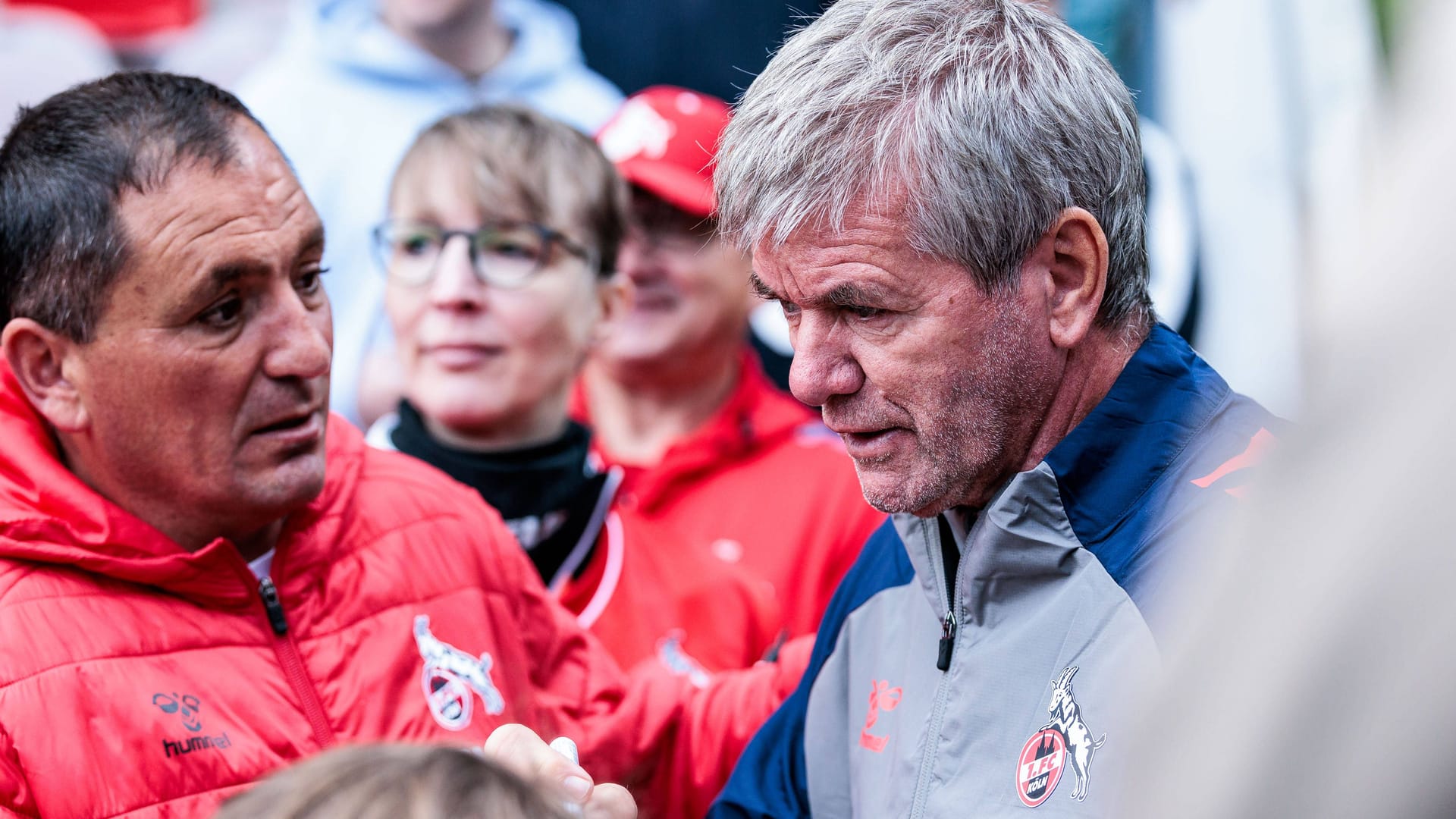 Jubelnde Spieler des Köln FC nach dem wichtigen Auswärtssieg