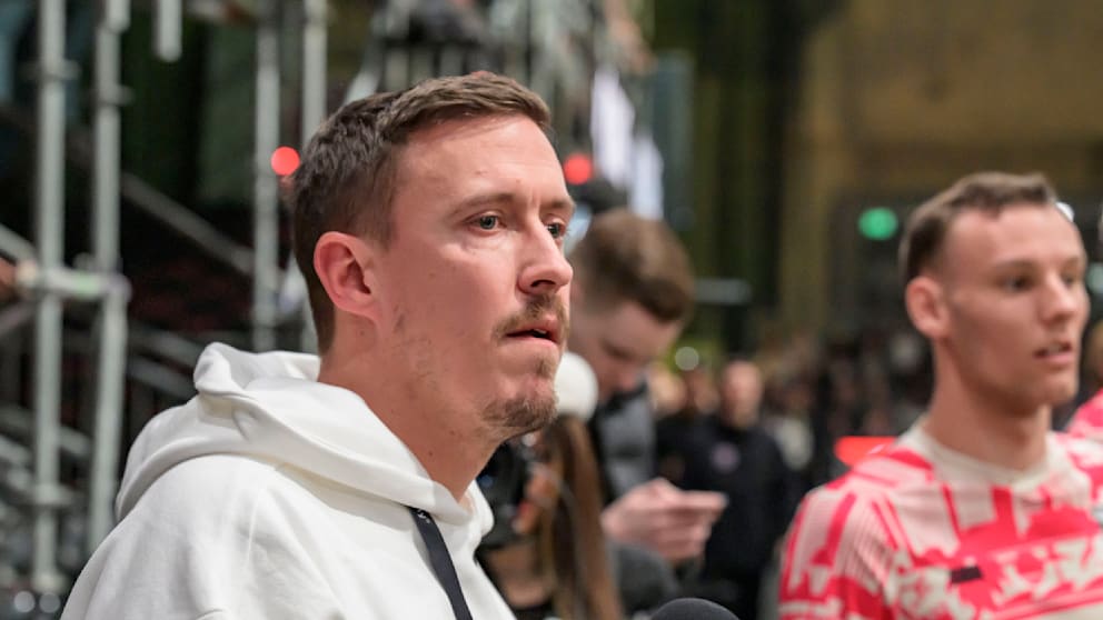 Max Kruse und sein Rennwagen nach dem Unfall am Nürburgring.