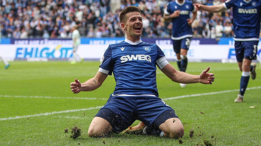 Davie Selke jubelt nach seinem Torerfolg für den HSV in der 2. Bundesliga