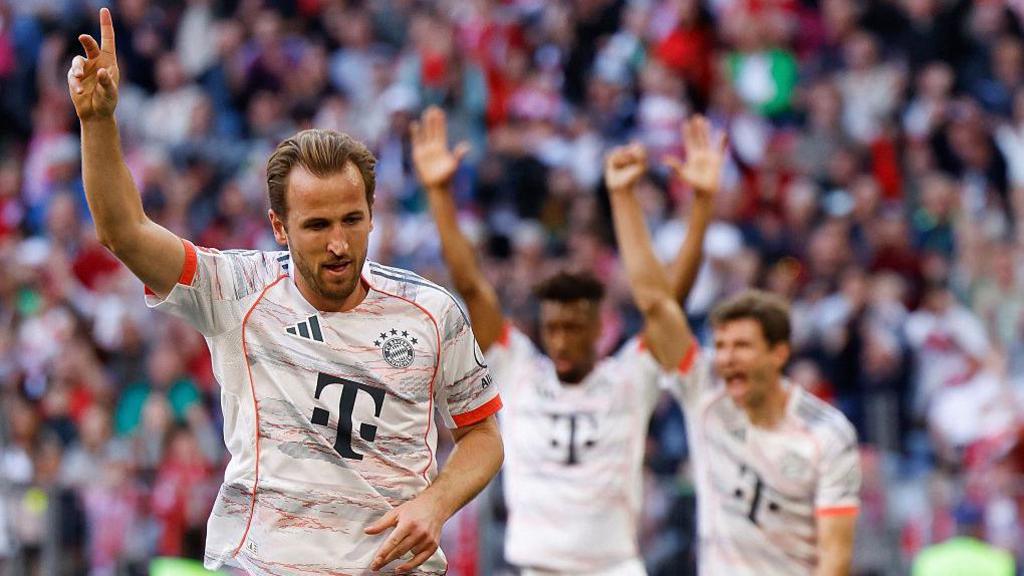 Michael Olise jubelt für Bayern München