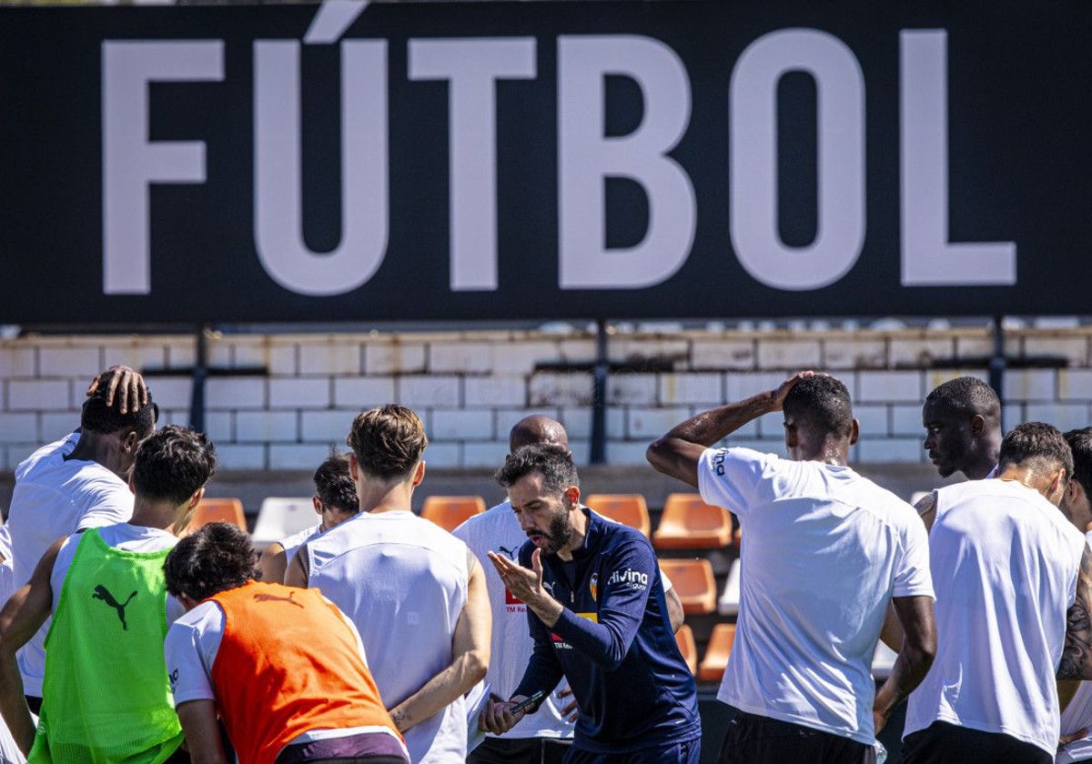 Spieler beider Teams kämpfen um den Ball im Valencia – Getafe Spiel