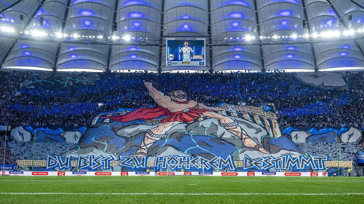 Saskia Leppin im HSV-Trikot vor dem Volksparkstadion