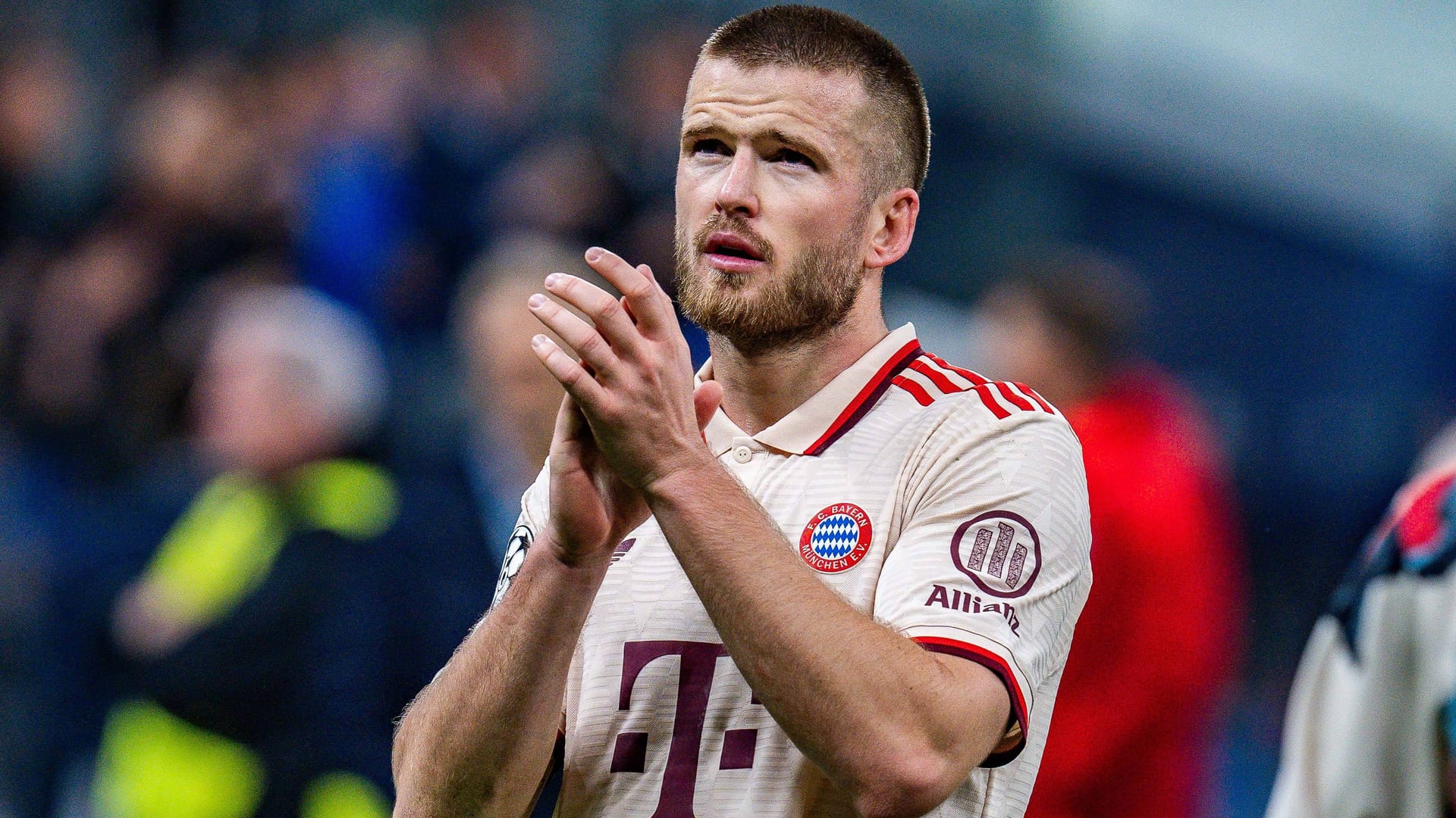 Fans genießen Auswahl im FC Bayern München Shop