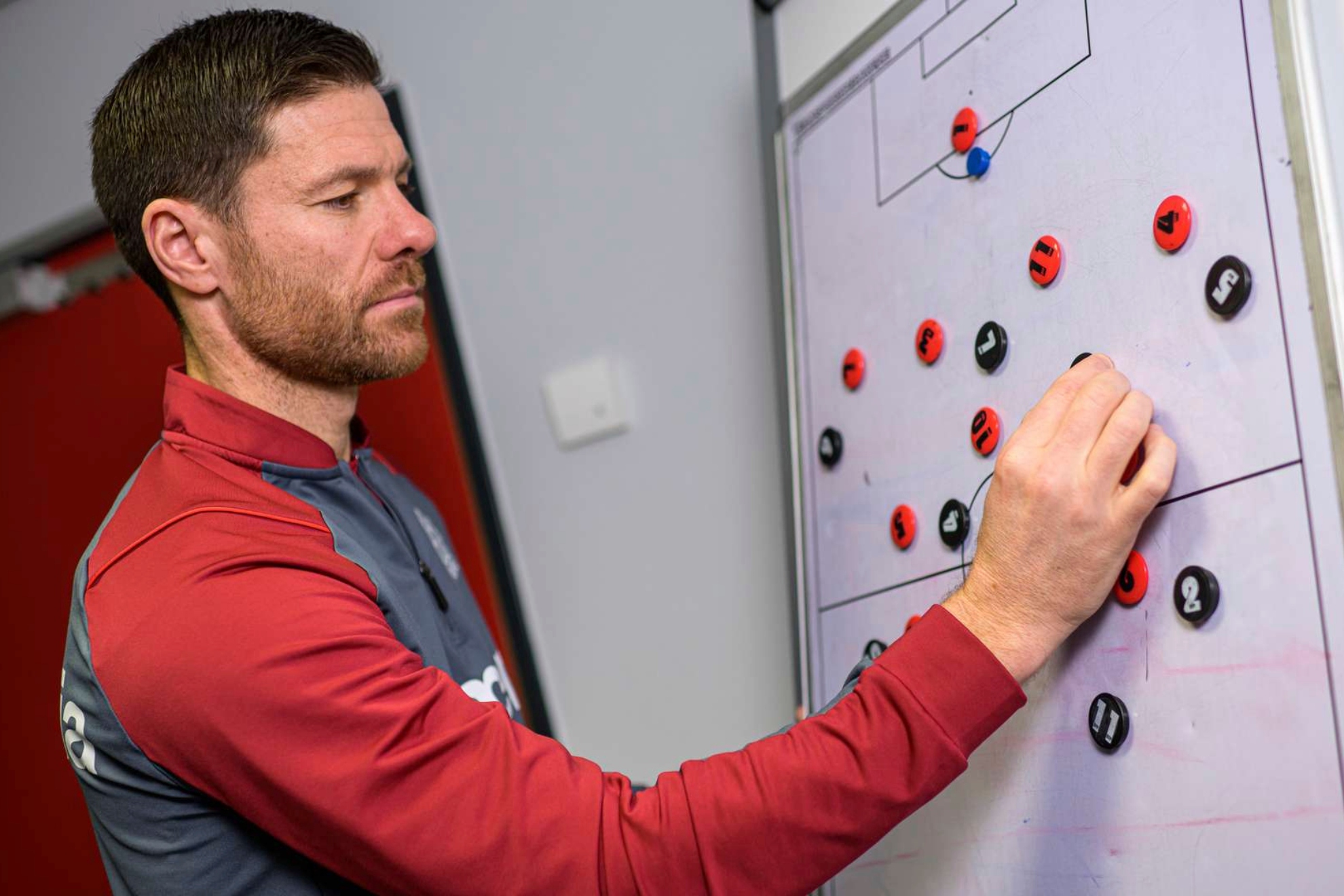 Xabi Alonso als Trainer an der Seitenlinie