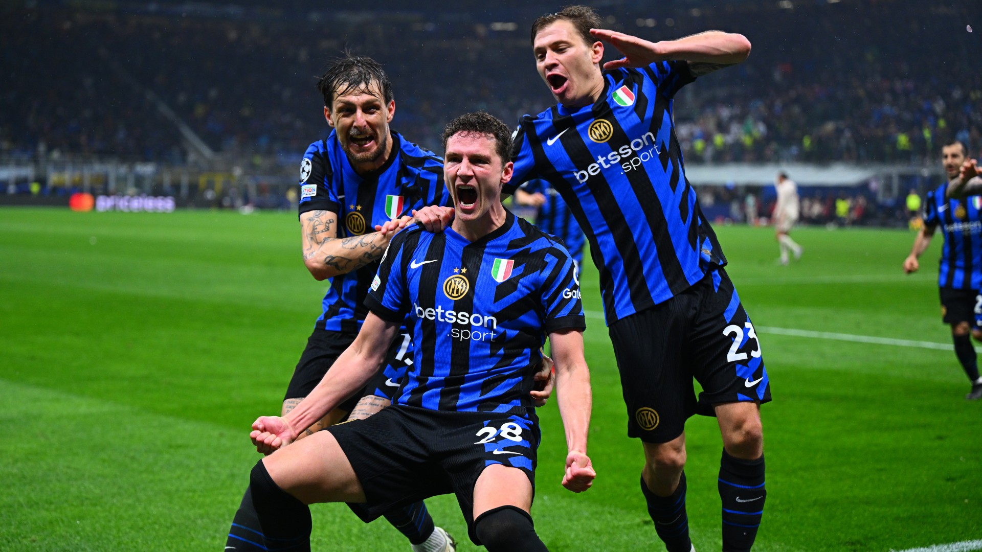 Jubelnde Spieler des FCB nach Champions-League-Tor