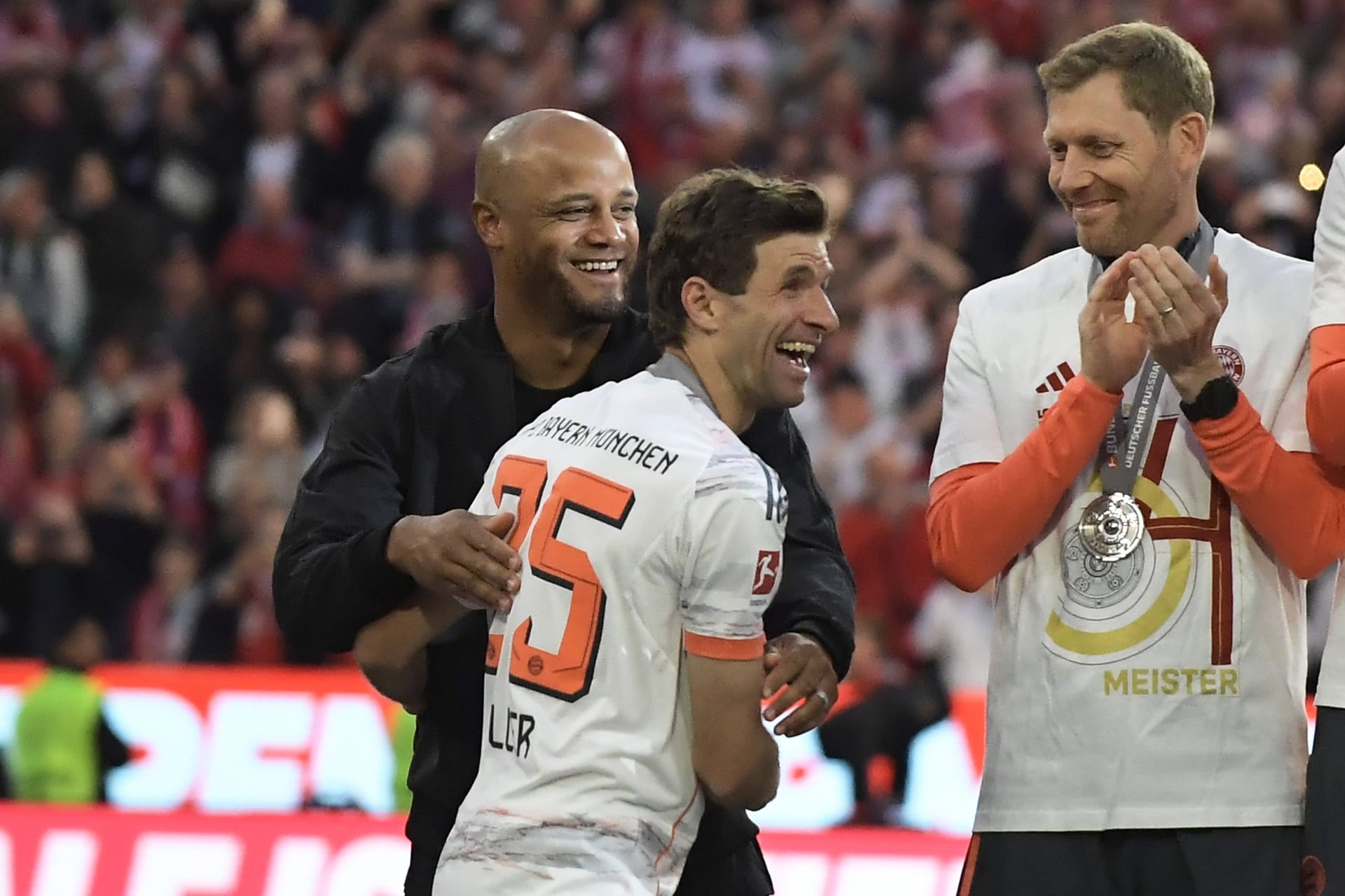 Vincent Kompany platziert den Kakadu FC Bayern bei der Meisterfeier