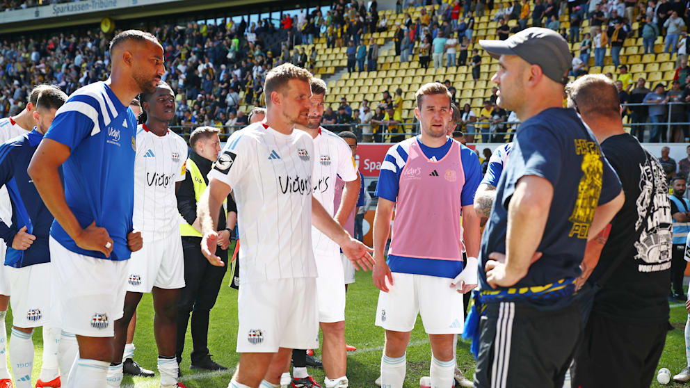 Saarbrücken Fans und Spieler beim Auswärtsspiel in Aachen