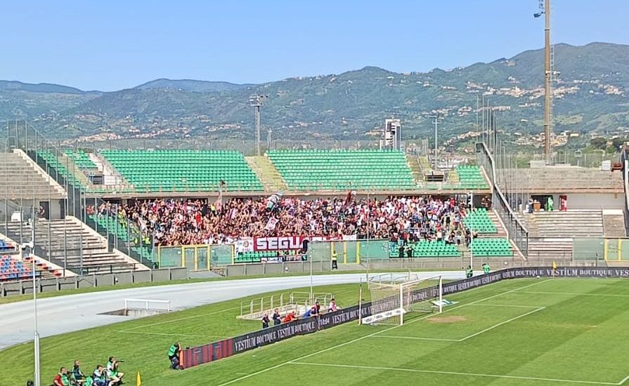 Tifosi del Bari durante la gara con il Cittadella