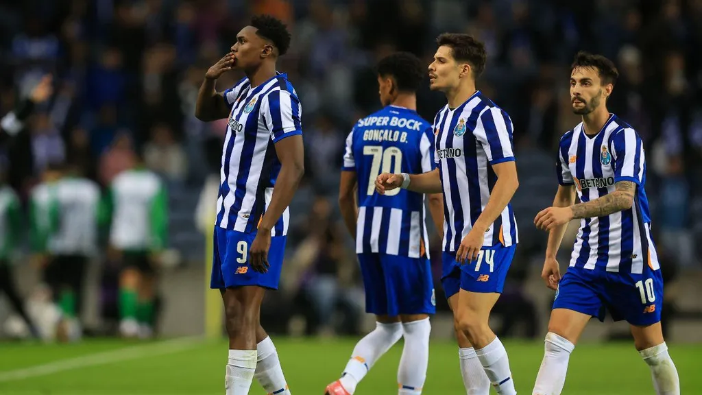 Jogadores disputando lance no clássico Boavista – FC Porto