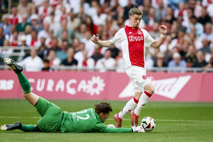 Ajax fans vieren een doelpunt in de Johan Cruijff ArenA