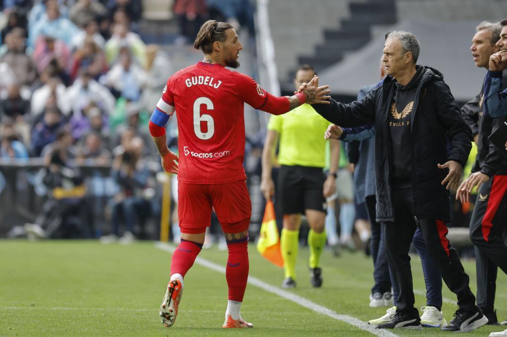 Celta – Sevilla: acción clave del partido con jugadores disputando el balón