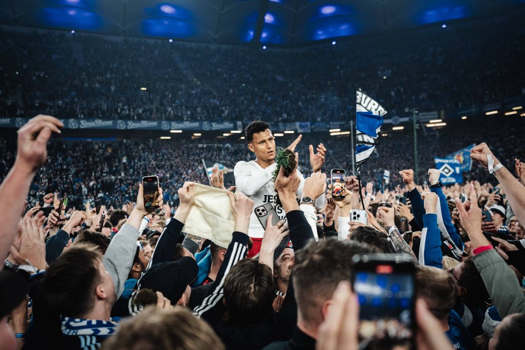 HSV Fans feiern den Aufstieg 2025 im Volksparkstadion