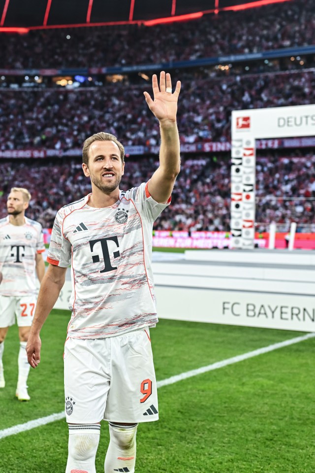 Harry Kane jubelt mit dem Meisterschale im Trikot des FC Bayern München
