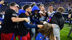 Oliver Geissen zeigt seine Leidenschaft für den HSV beim Aufstieg.