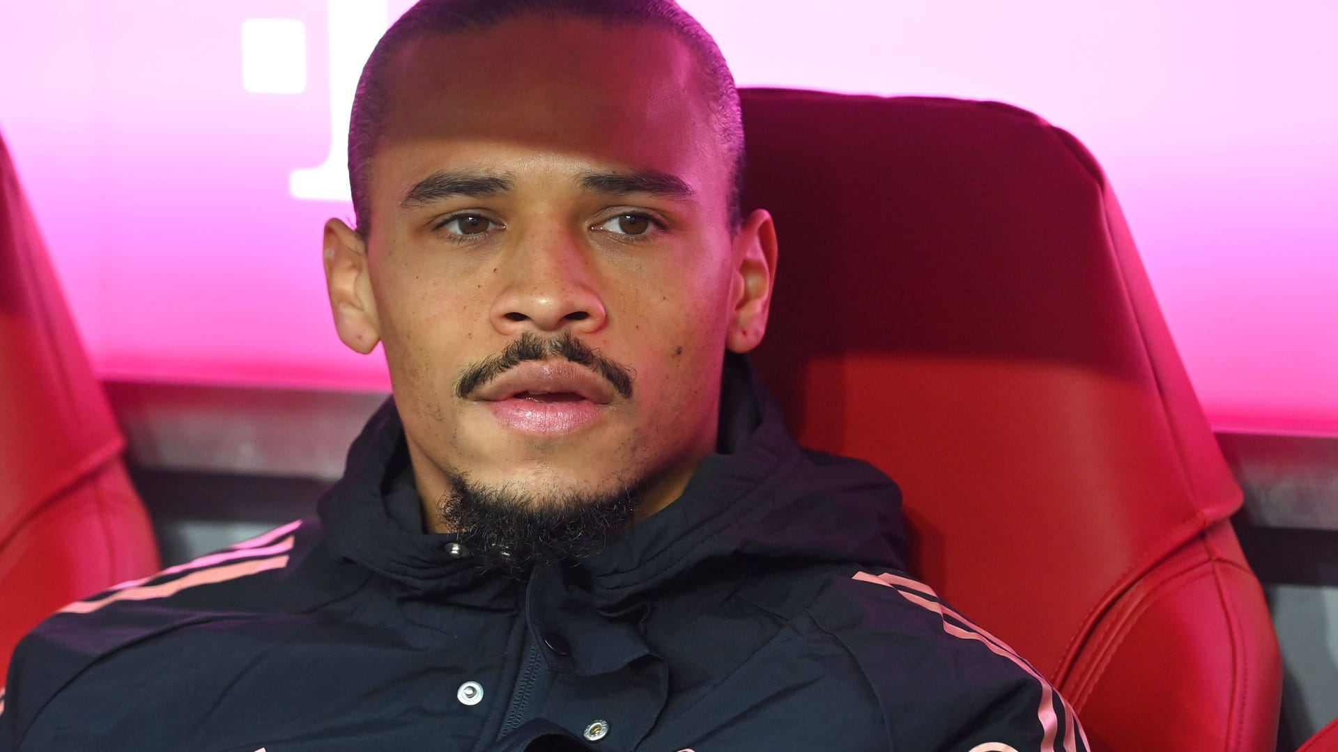 Leroy Sané mit dem Fokus auf den Ball im Trikot des FC Bayern