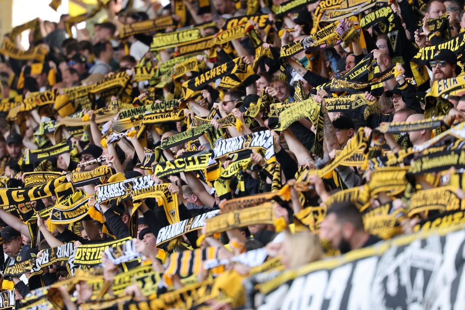 Jubel nach dem Sieg: Spieler von Alemannia Aachen feiern gegen Saarbrücken