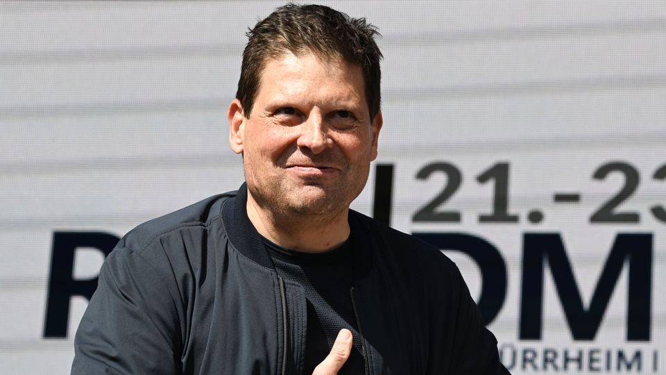 Jan Ullrich nach seinem Unfall im Krankenhausbett mit Daumen nach oben | jan ullrich unfall