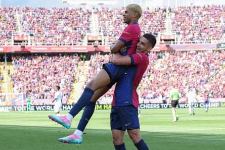 Raphinha erzielt den Führungstreffer für Barcelona beim packenden LaLiga-El Clásico