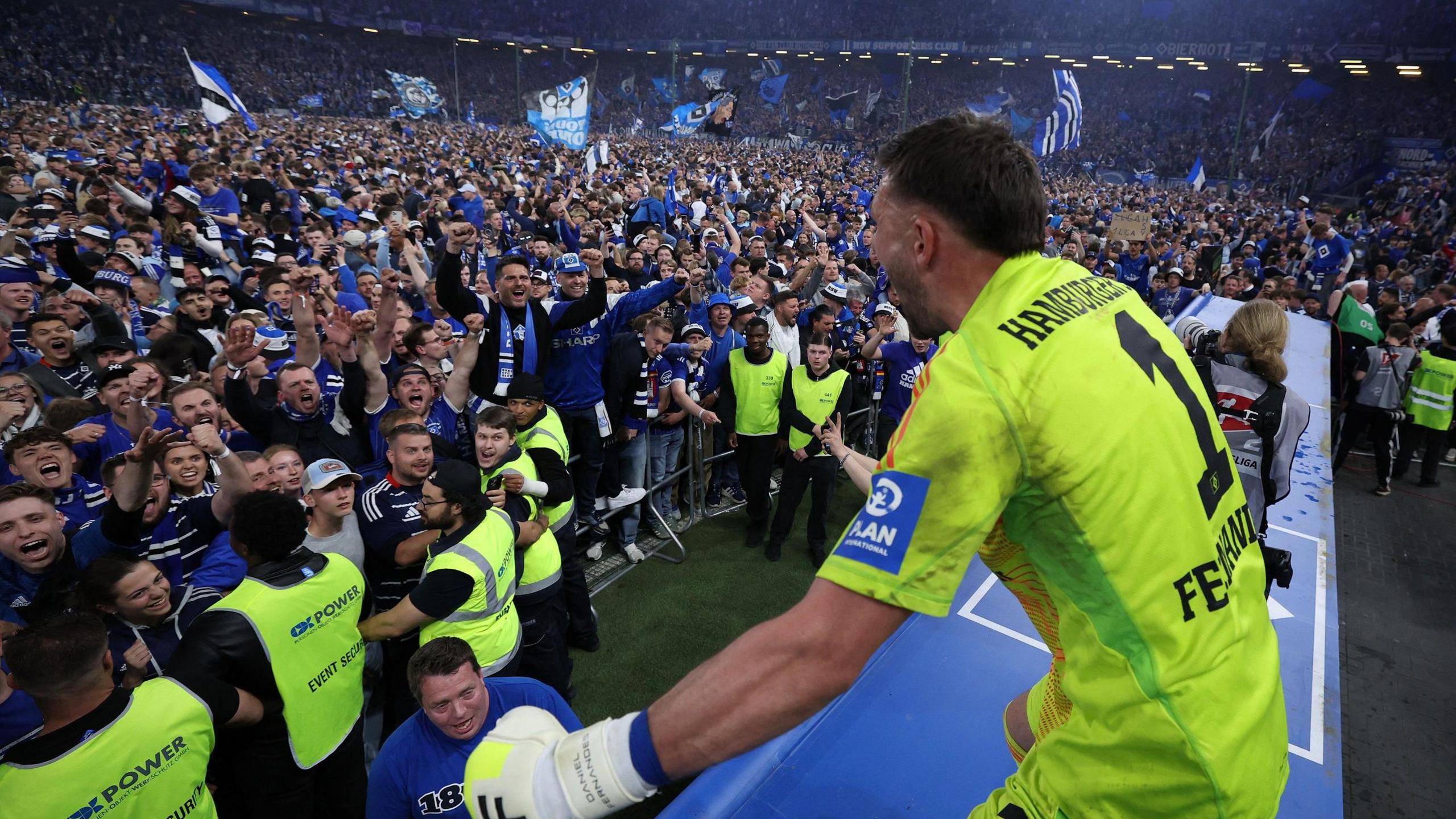 Ransford Königsdörffer bejubelt seinen Treffer beim historischen HSV-Aufstieg