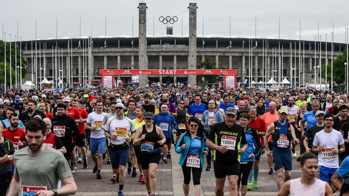 Start des S25 Berlin vor dem Olympiastadion: Sportler laufen los.