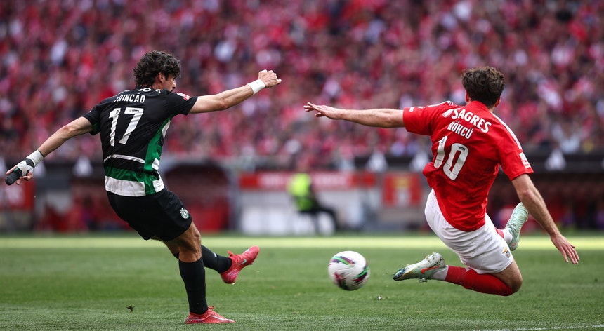 Jogadores de Benfica e Sporting disputam a bola durante o clássico, benfica – sporting