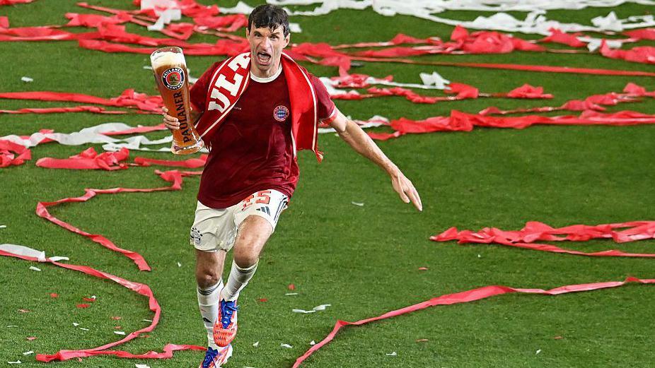 Olise feiert mit Mitspielern nach einer starken Bundesliga-Leistung