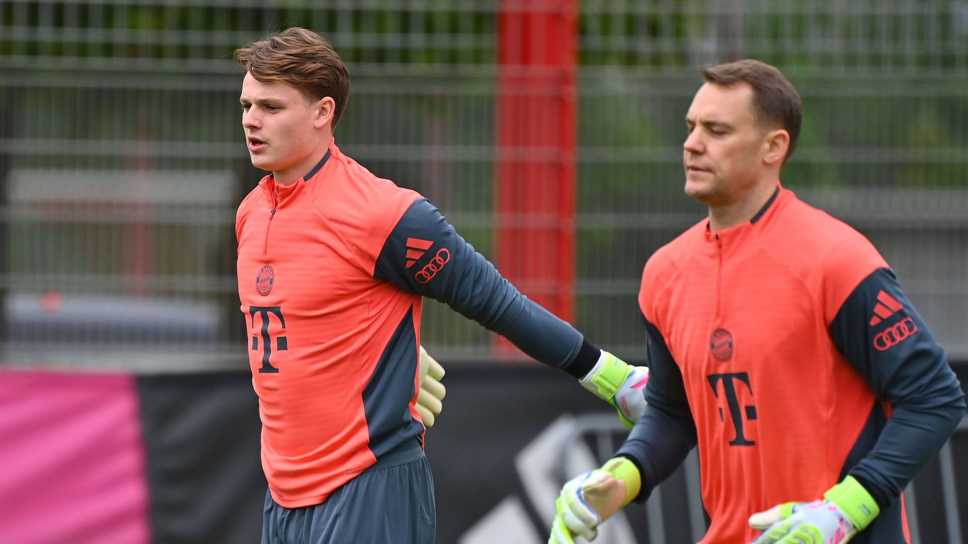 Jonas Urbig im Tor des FC Bayern München