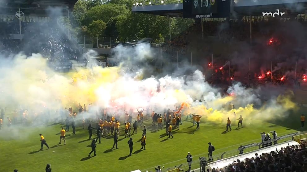 Jubelnde Fußballfans feiern den Aufstieg laut 3. Bundesliga Tabelle
