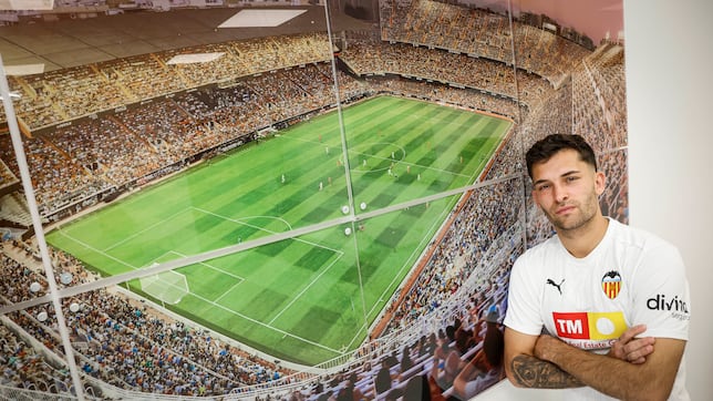 Jugadores Valencia y Getafe disputando el balón en Mestalla