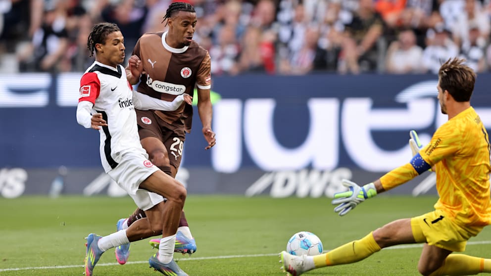 Spielszene Eintracht Frankfurt gegen St. Pauli