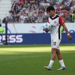 Feiernde Spieler nach Eintracht Frankfurt – St. Pauli mit Fans im Hintergrund