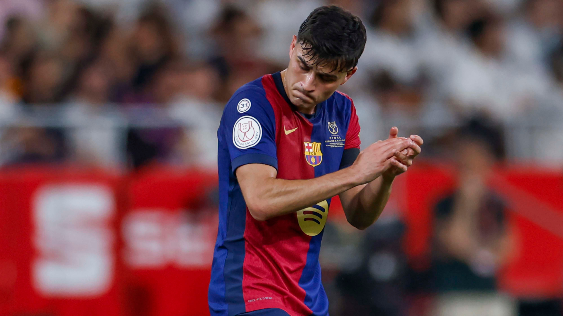 Fermín López celebra con el Barcelona tras una jugada polémica en el Clásico.