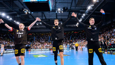 Jubelnde deutsche Handballmannschaft nach erfolgreichem Spiel