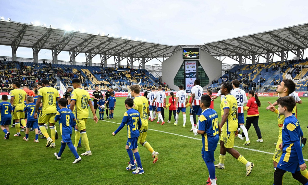 Imagine din timpul meciului Petrolul - Oțelul, fază de joc intensă