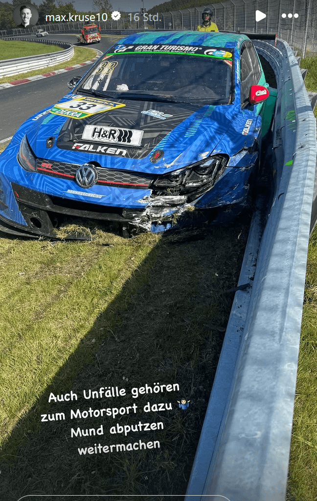 Max Kruse beim Motorsport-Event, umgeben von Teamfahrzeugen