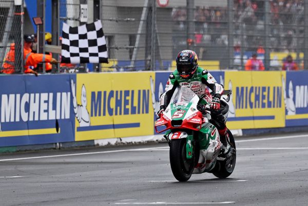 Johann Zarco jubelt in Le Mans beim historischen MotoGP-Sieg