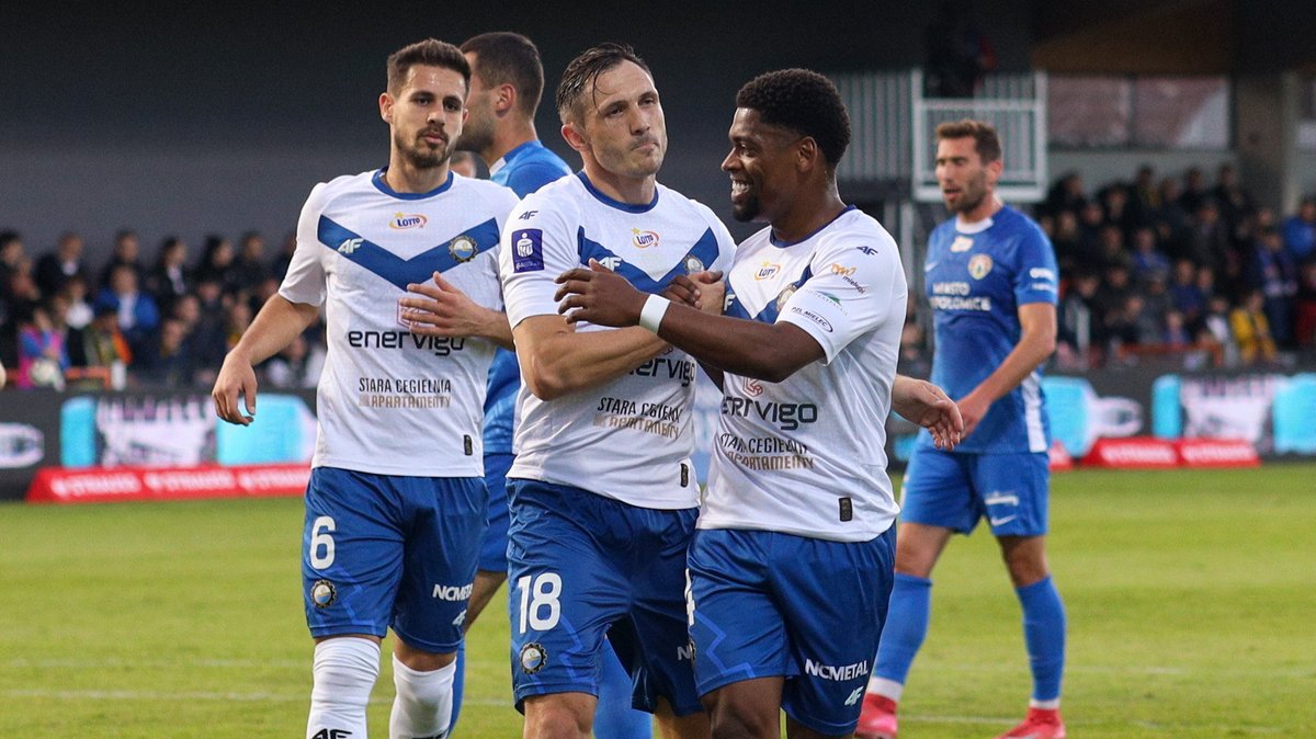 Pojedynek puszcza – stal mielec w Ekstraklasie. Piłkarze w walce o piłkę.