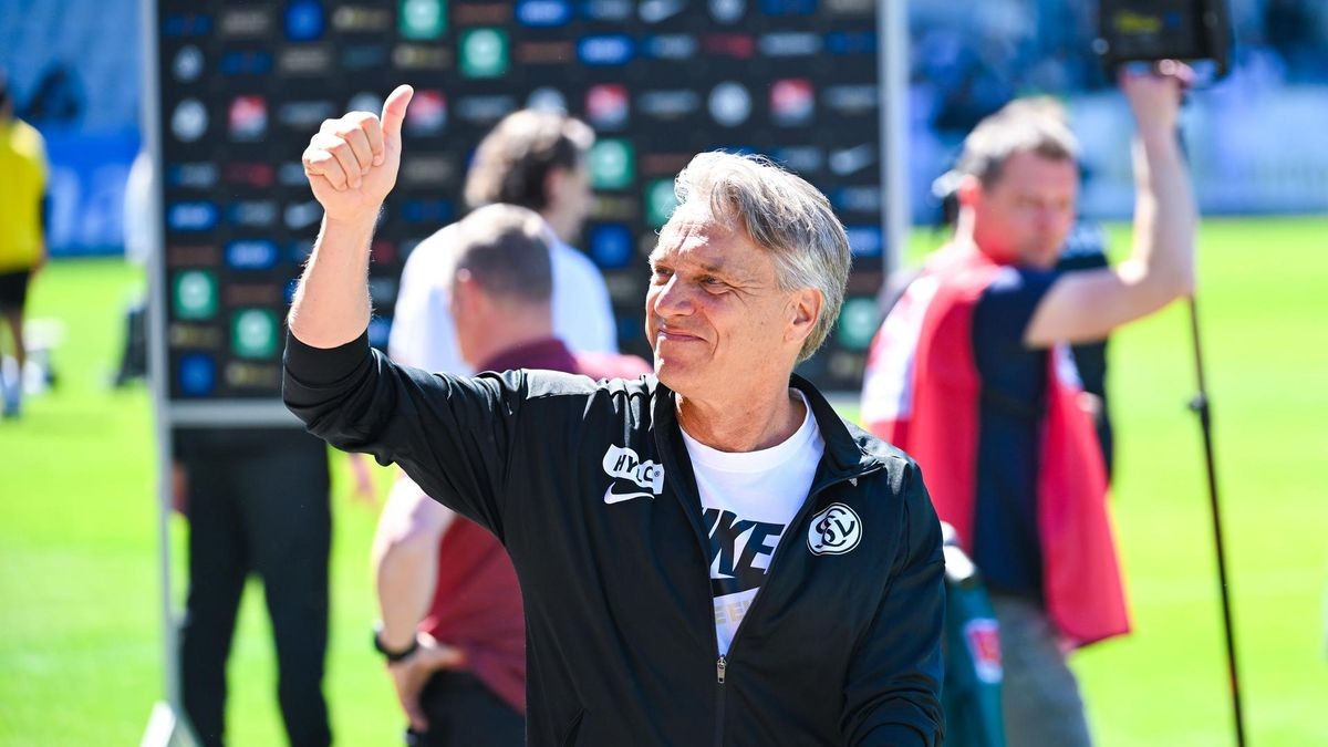 Horst Steffen mit SV Elversberg feiert den Erfolg