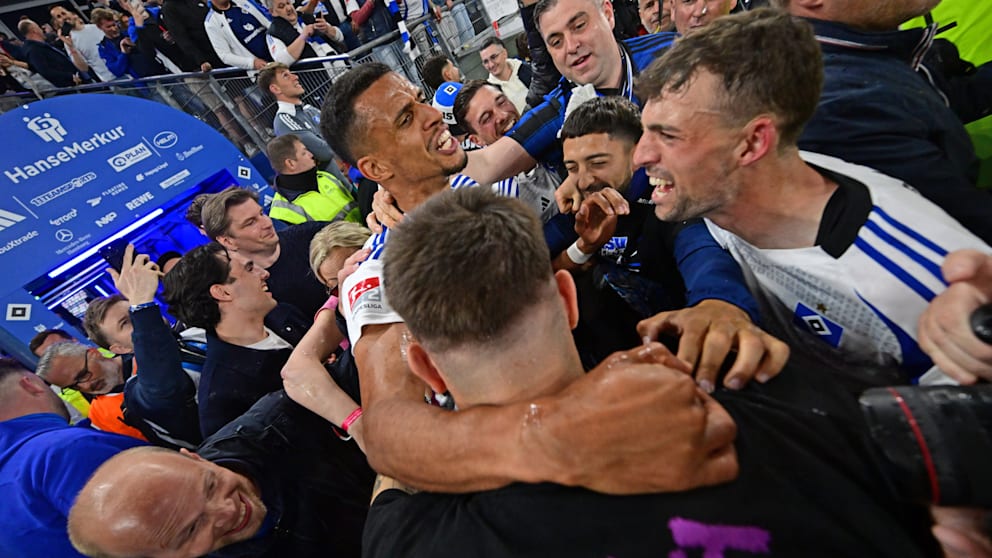 HSV doch kein Aufstieg? Mannschaft beim Jubel.