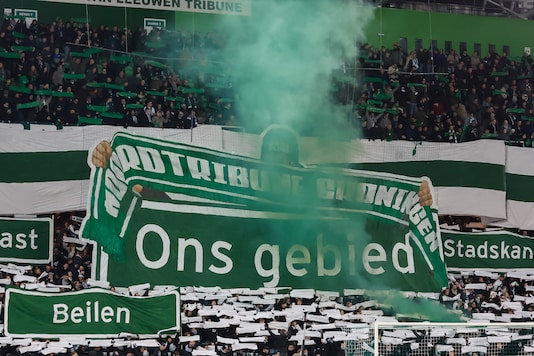 Die Teams Groningen und Ajax im Duell während des Eredivisie-Spiels
