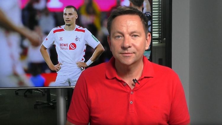 Lukas Reichel kämpft um den Puck während eines WM-Spiels.
